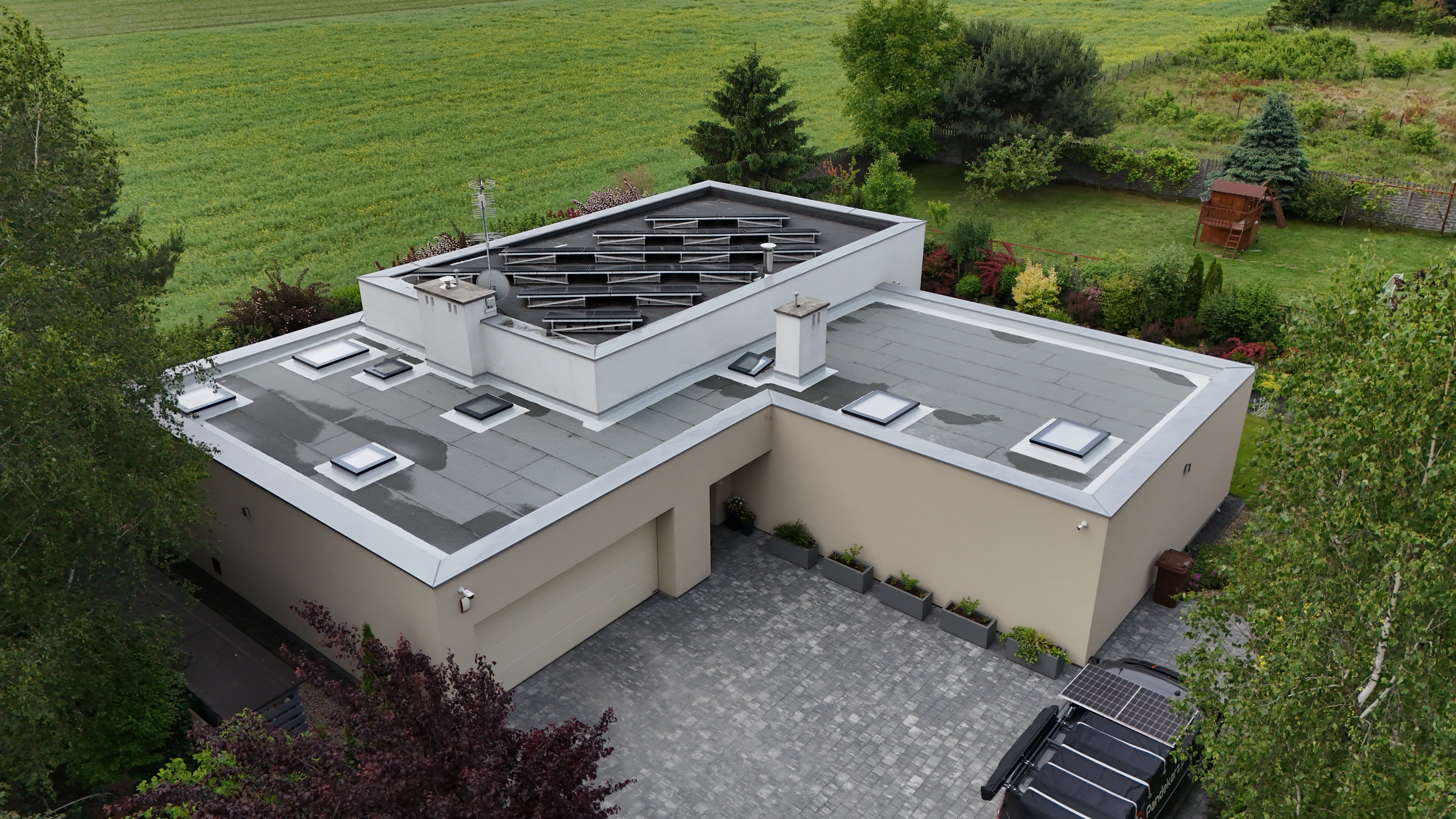 Uszczelnienie detali membraną polimocznikową Starflex Ultra FR